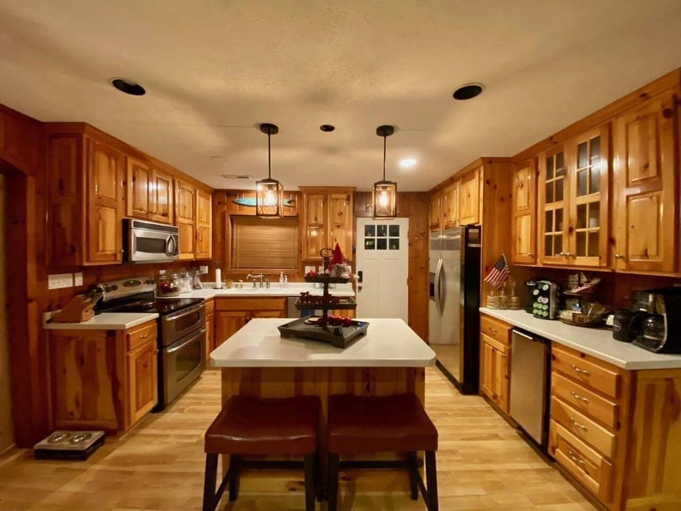 Open concept living w/comfortable relaxing atmosphere w/amazing 
waterfront view