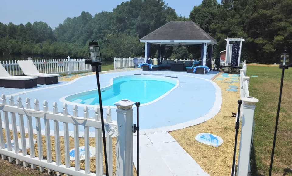 The rental includes a swimming pool and all amenities.