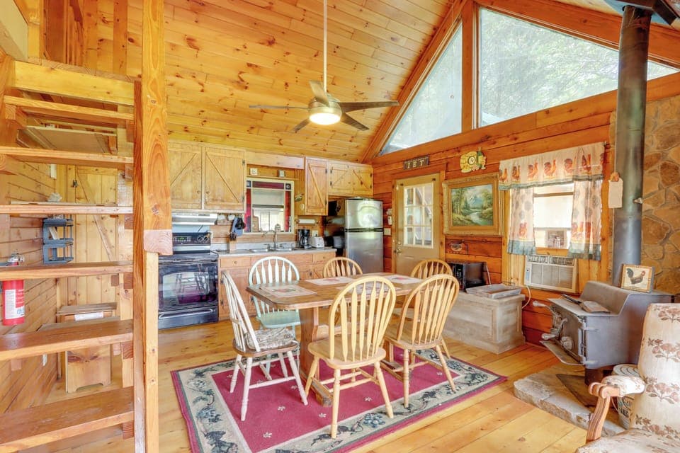 Dining Area | Dishware & Flatware Provided