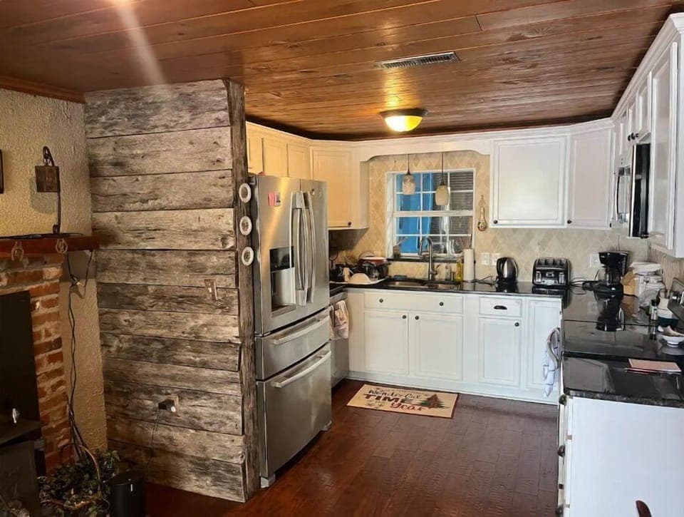 Fully stocked - microwave, air fryer, toaster, ice-maker, dish-washer.