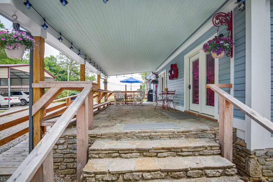 Covered Patio | Self Check-In | 0.3 Mi to Downtown Lewisburg
