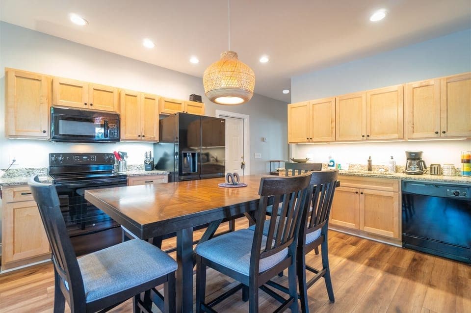 Kitchen dining area