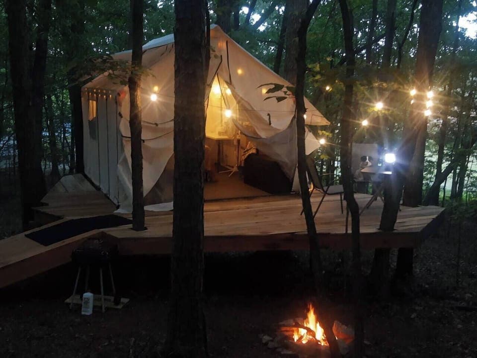You can see the campfire while in bed!