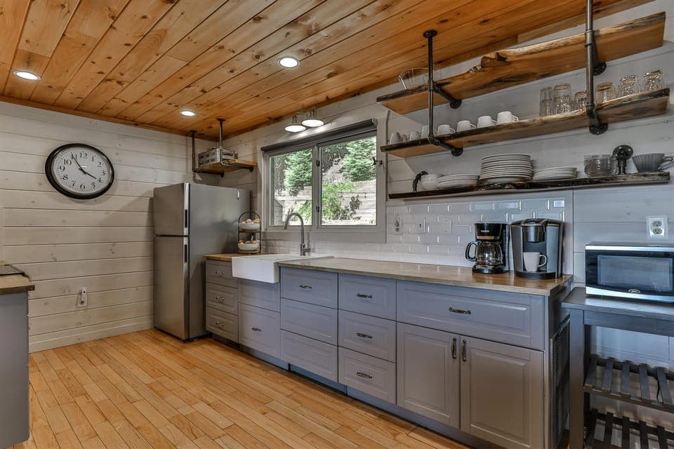 Fully Stocked Kitchen 