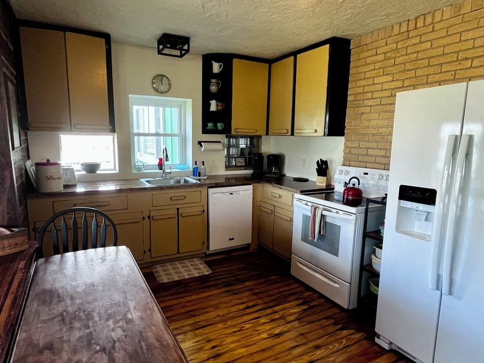 Kitchen with newly installed dishwasher!