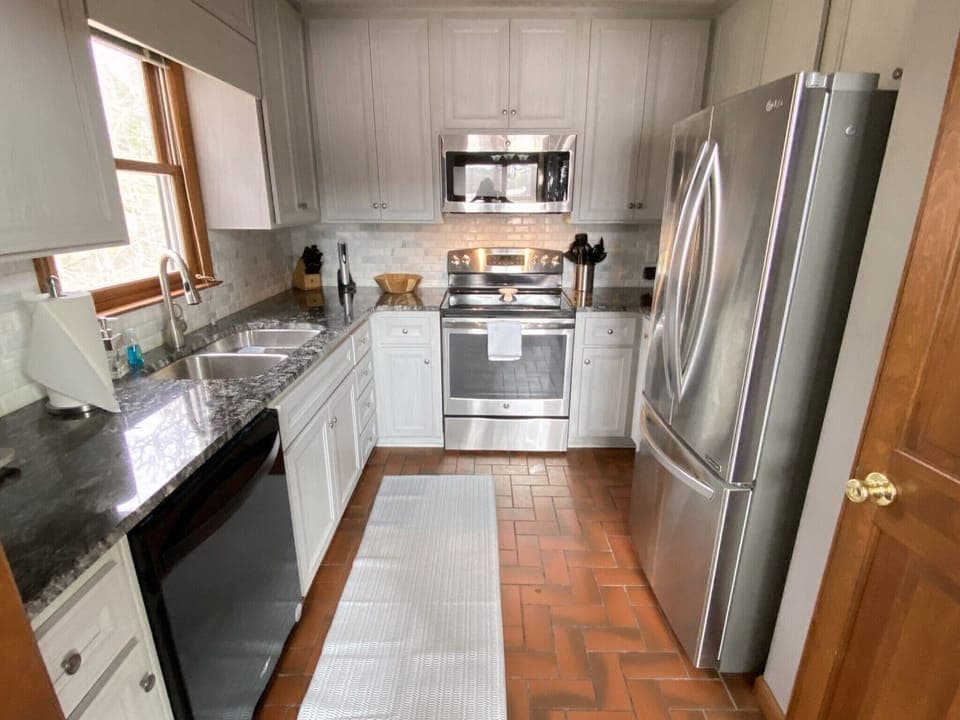 Fully stocked kitchen!