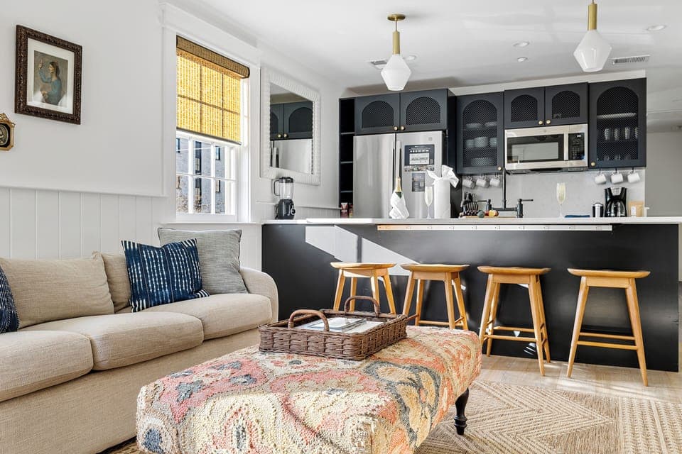 The Lady Helène | 2 Blocks to King St