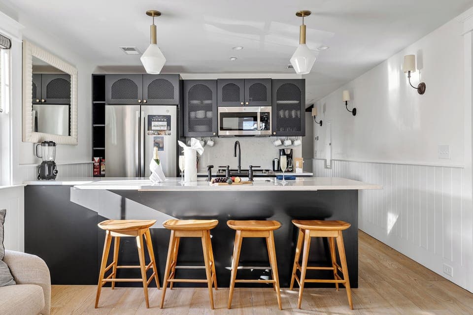 The Lady Helène | 2 Blocks to King St