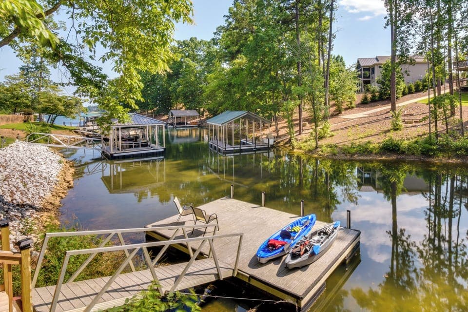 Seneca Vacation Rental | 4BR | 2.5BA | 2,427 Sq Ft | 3 Exterior Steps Required