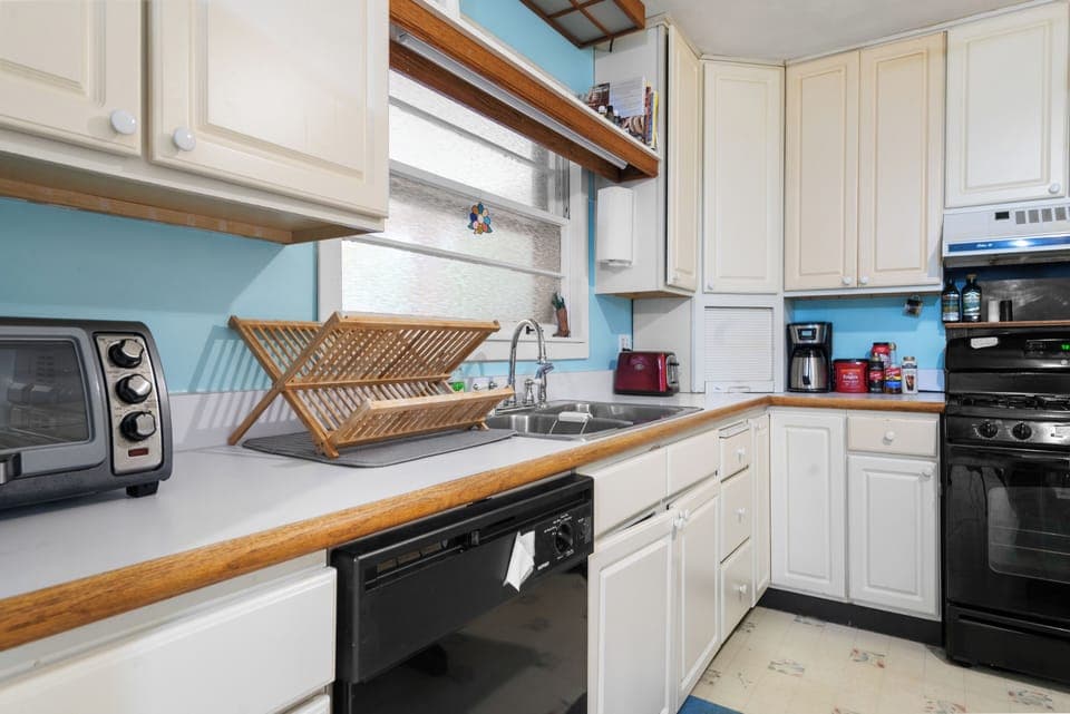 Full kitchen