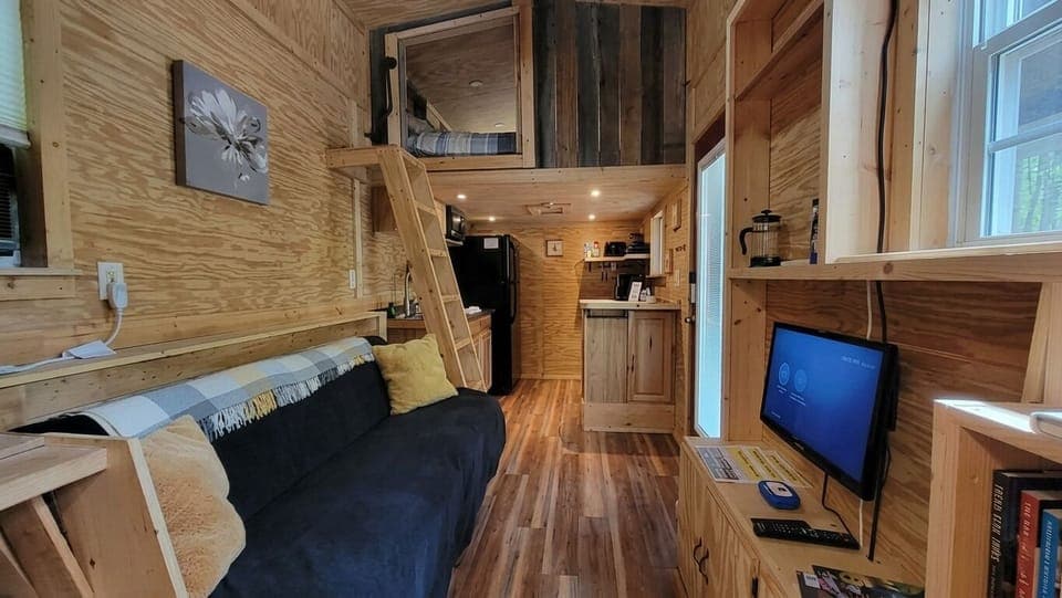 We loved this amazing, peaceful rental. It definitely met our standards. Thanks!