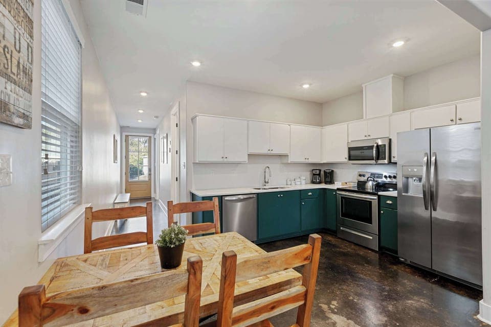 910 - Kitchen/Dining Area