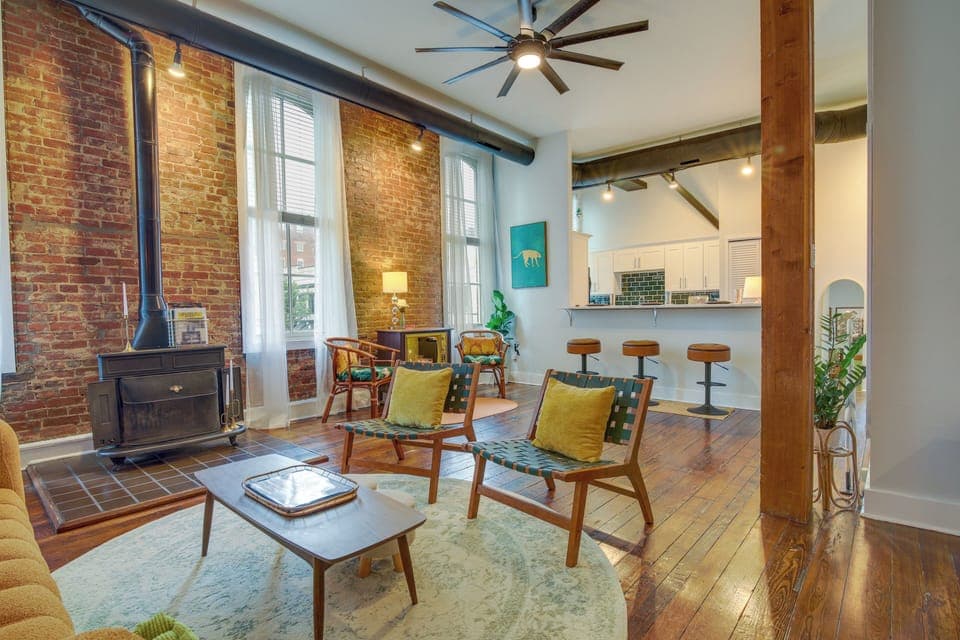 Mephis Vacation Rental | 1BR | 1BA | 1,000 Sq Ft | Stairs Required