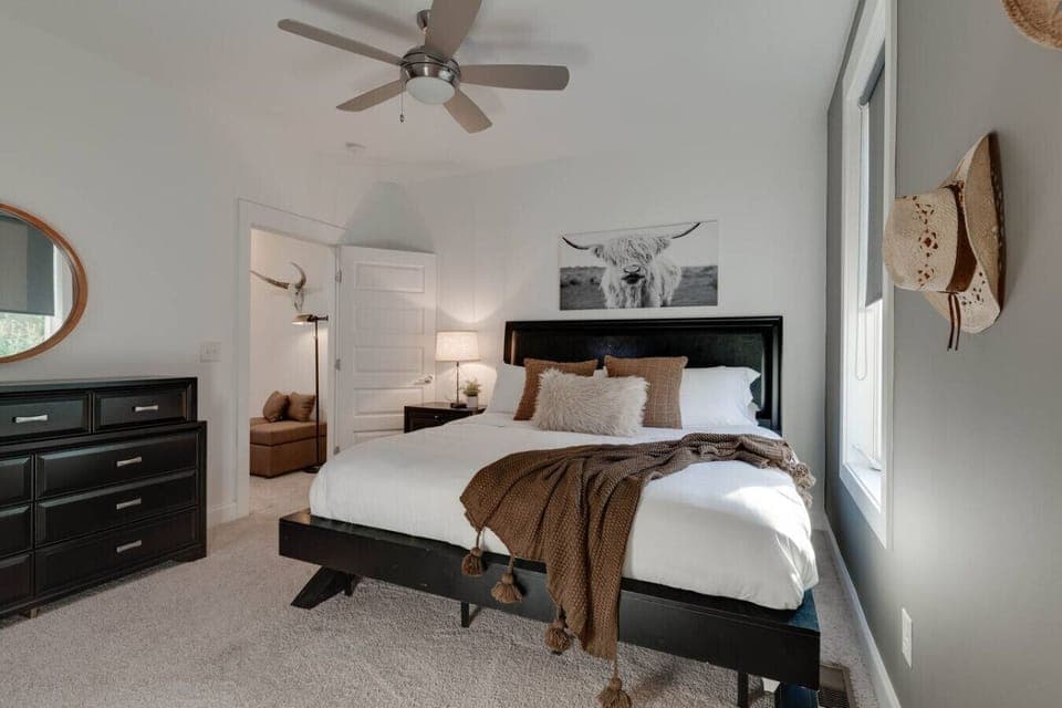 Bedroom 2 – King-size bed