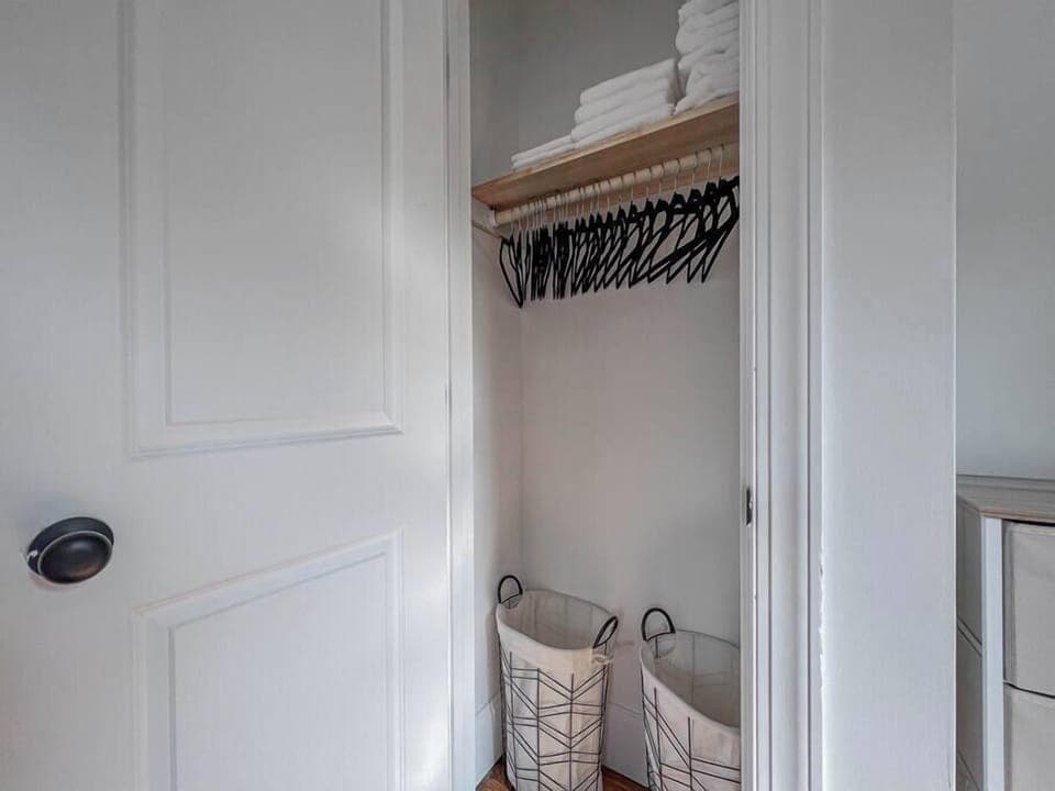 Bedroom closet (3)