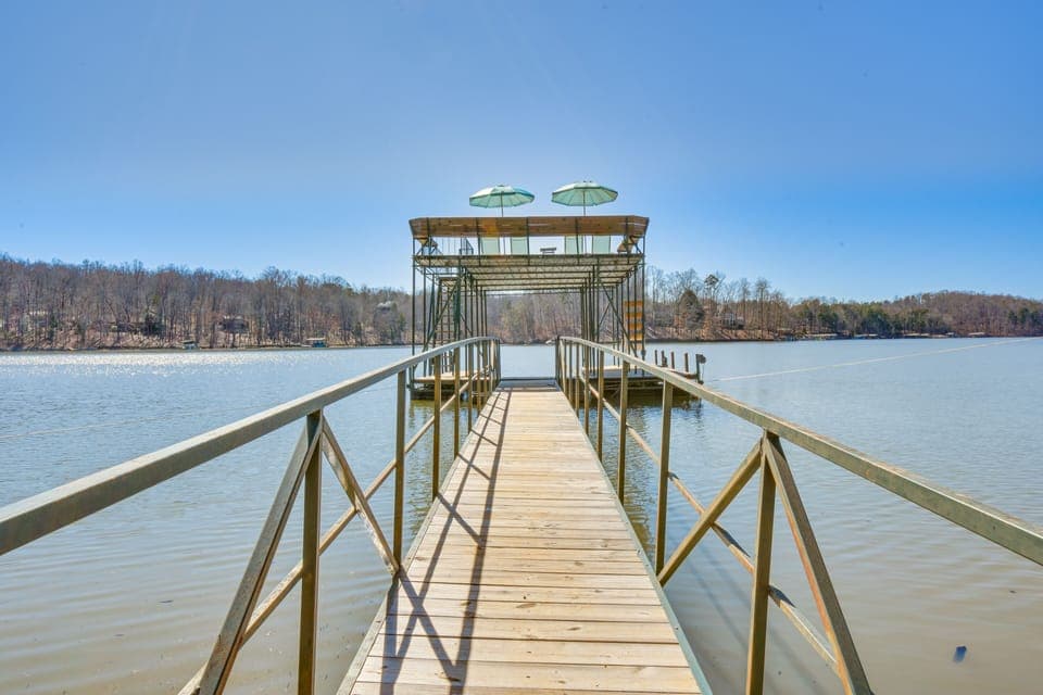 Seneca Vacation Rental | 4BR | 2BA | 1,500 Sq Ft | Stairs to Access