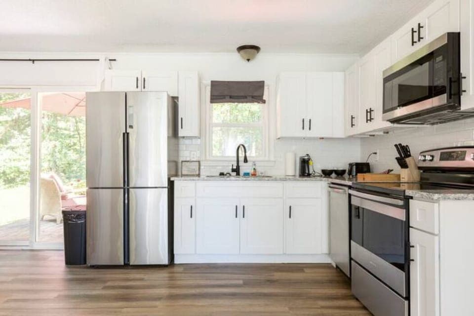 Contemporary and Chic, Fully Equipped Kitchen with Brand new Appliances