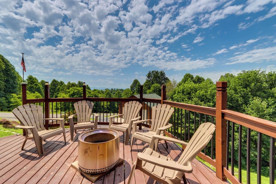 Murphy Vacation Rental | 3BR | 3.5BA | 3,000 Sq Ft | Stairs Required