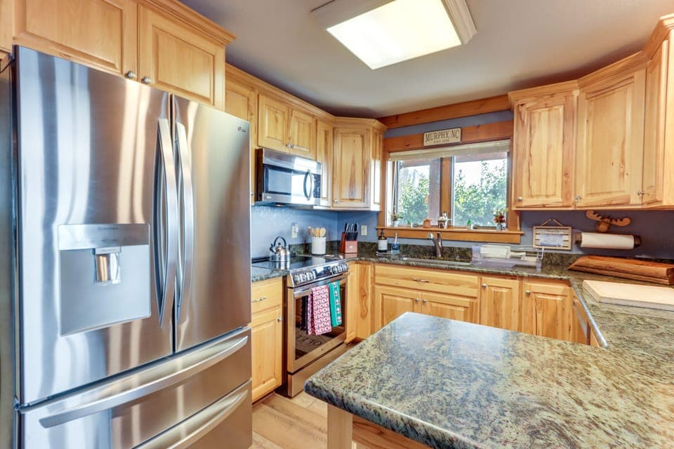 Kitchen | Cooking Basics | Coffee Maker | Paper Towels/Trash Bags Provided