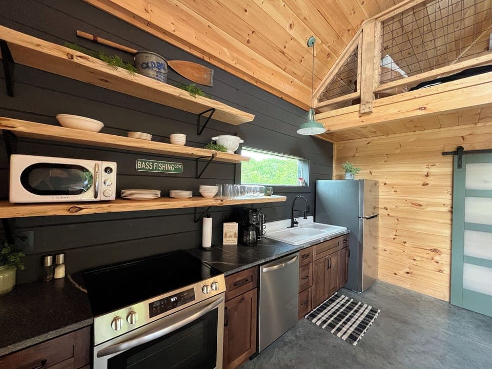 Fully Furnished Kitchen!