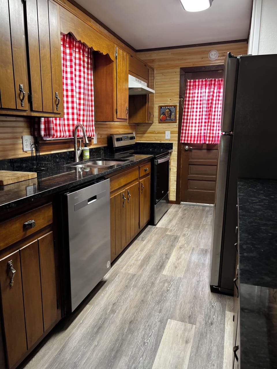 Kitchen-Full size refrigerator, microwave, oven/stove, dishwasher 