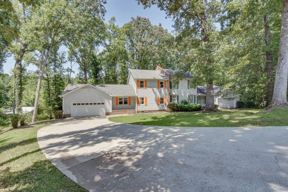Seneca Vacation Rental | 4BR | 2BA | 2,184 Sq Ft | 4 Steps to Enter