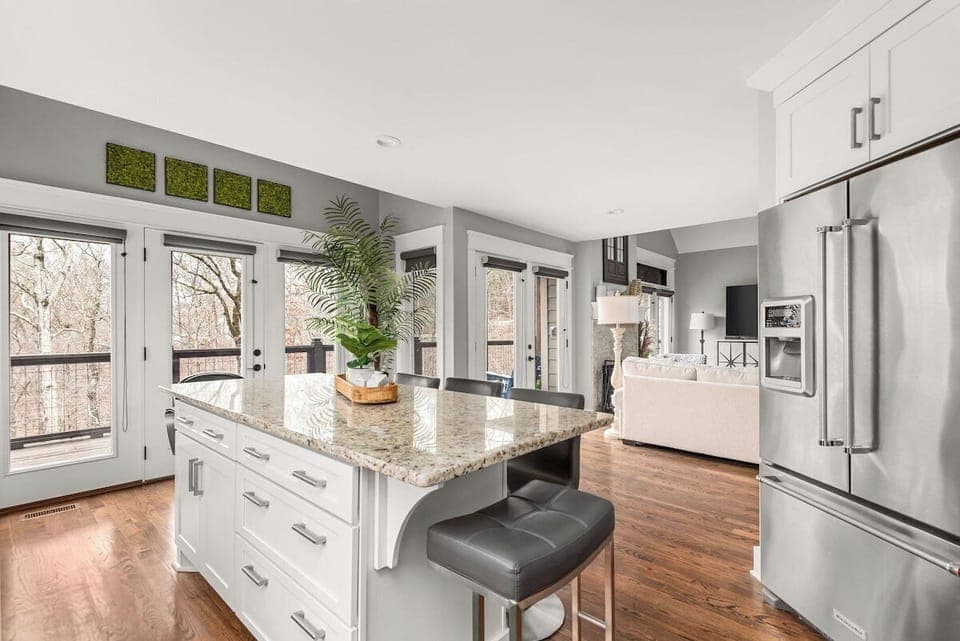 Kitchen Island with seating for 6 people