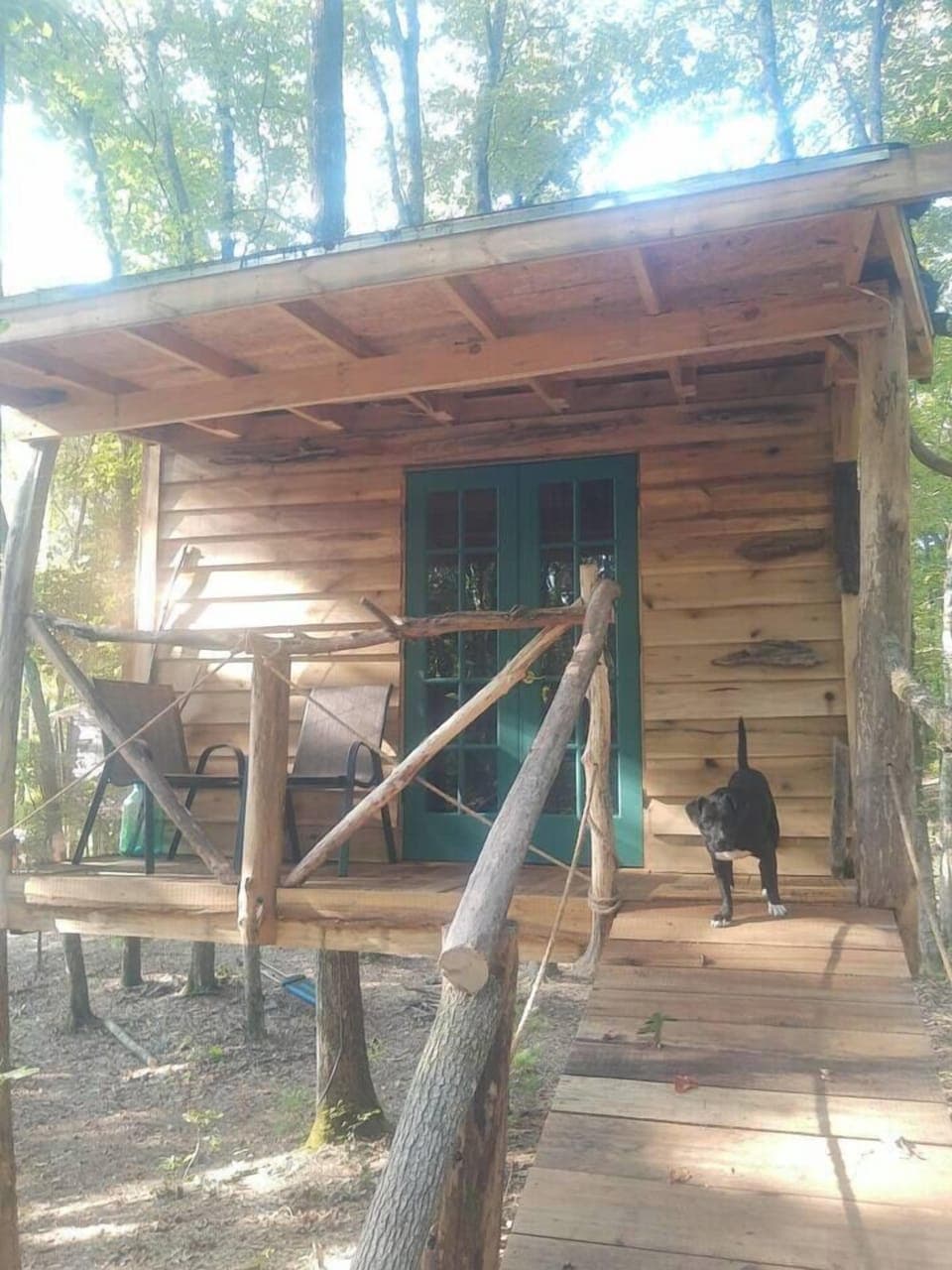 The ramp makes it easy to walk up to the treehouse 