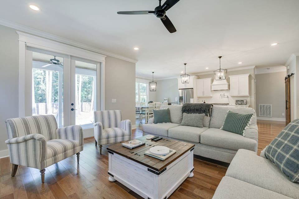 Living Room | 1st Floor | Free WiFi | Smart TV | Central A/C
