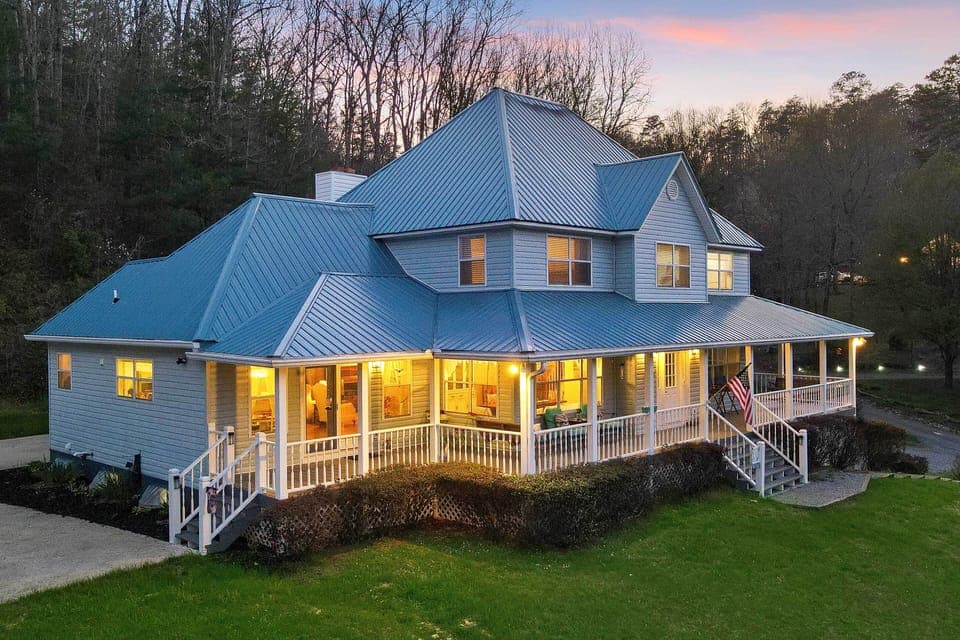 Murphy Vacation Rental | 6BR | 4.5BA | 4,516 Sq Ft | Stairs Required