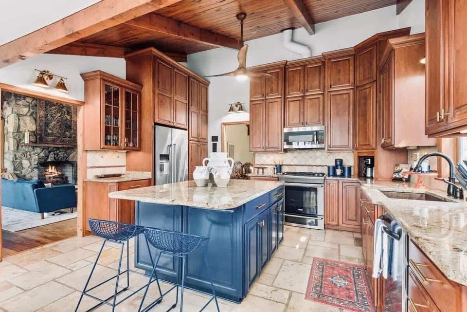 Chef's kitchen ready for all your entertainment needs!