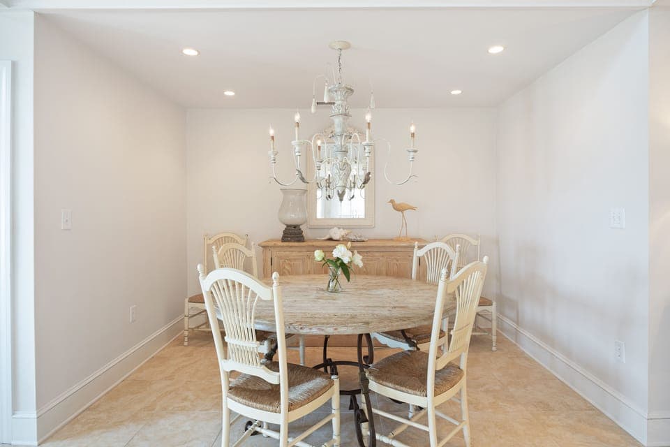 Dining table seats 6 guests