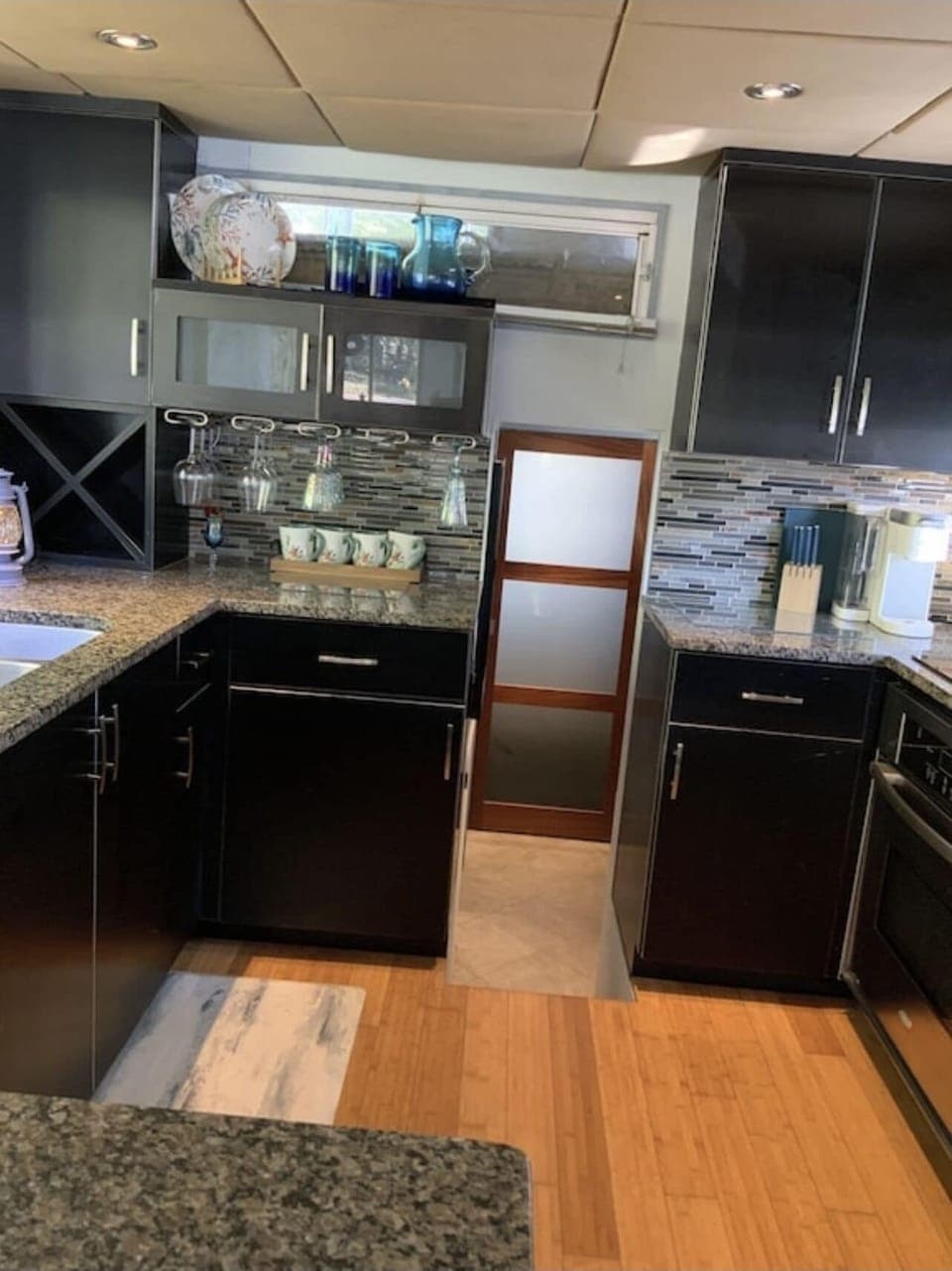 Dishwasher, coffee maker and full size fringe.
