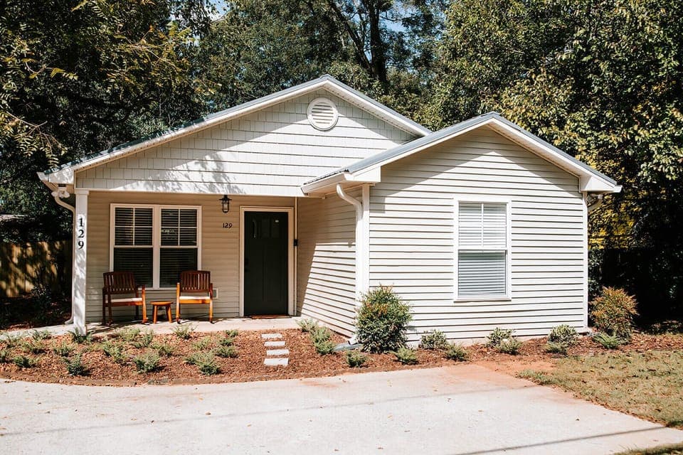 This sleek white house blends elegance with timeless design. Wait ’til you see what’s inside!