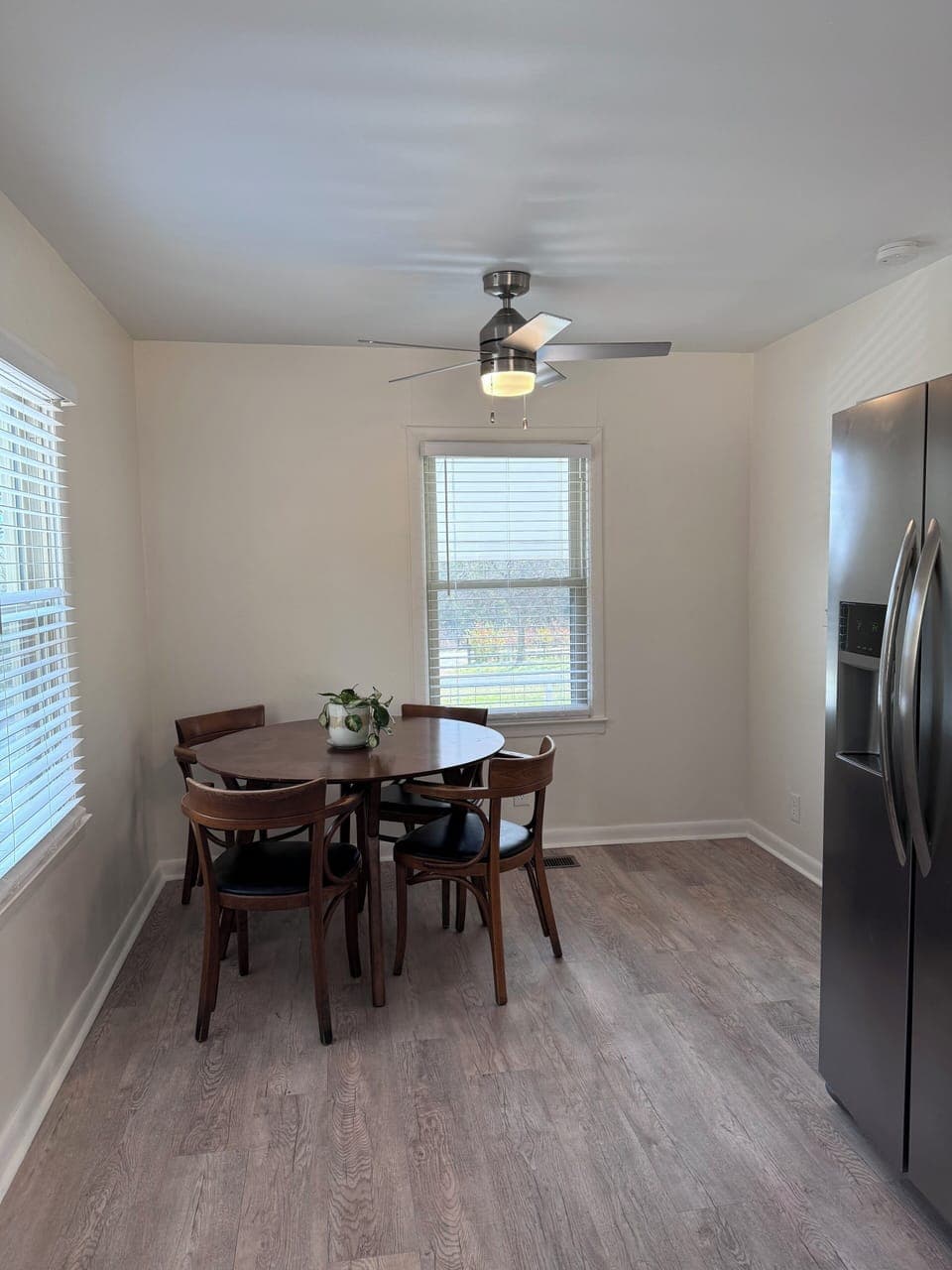 Dining area, seats 4