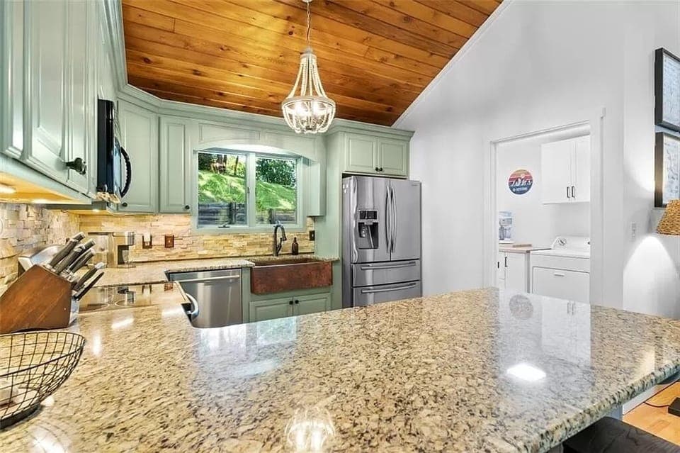 Full kitchen