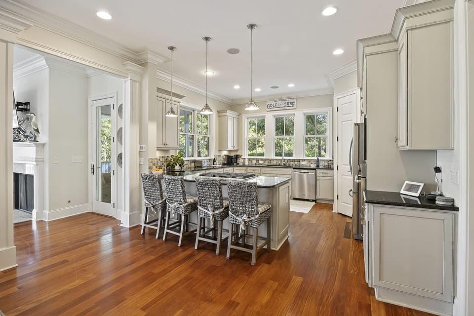 Fully Equipped Kitchen with 4 Bar Stools