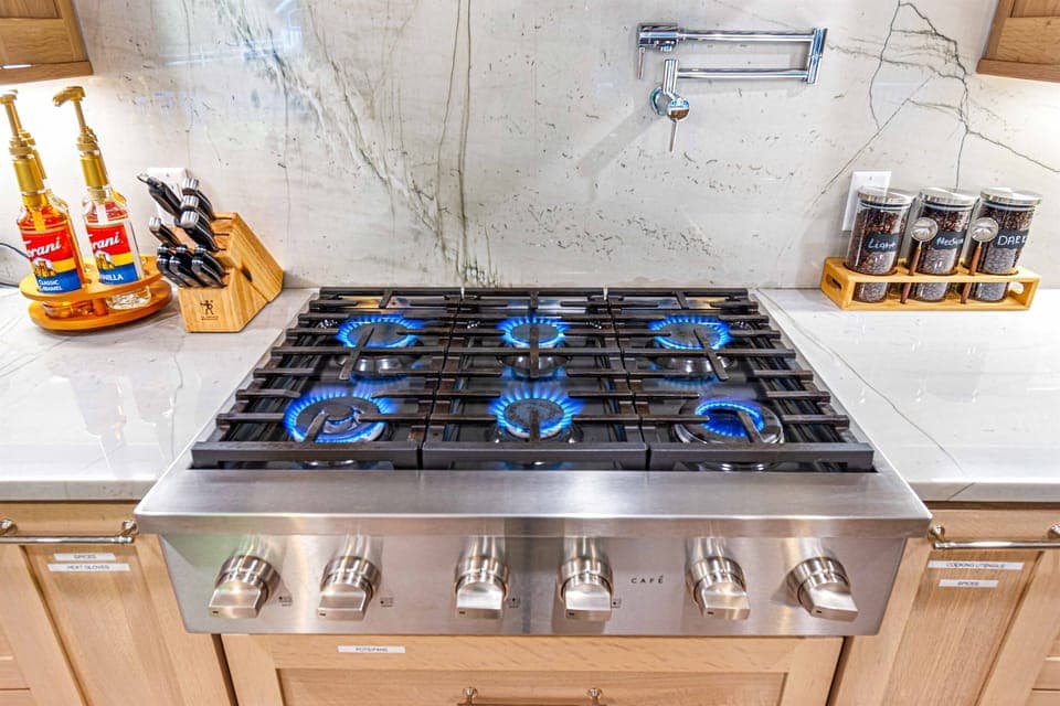 Large gas cook-top